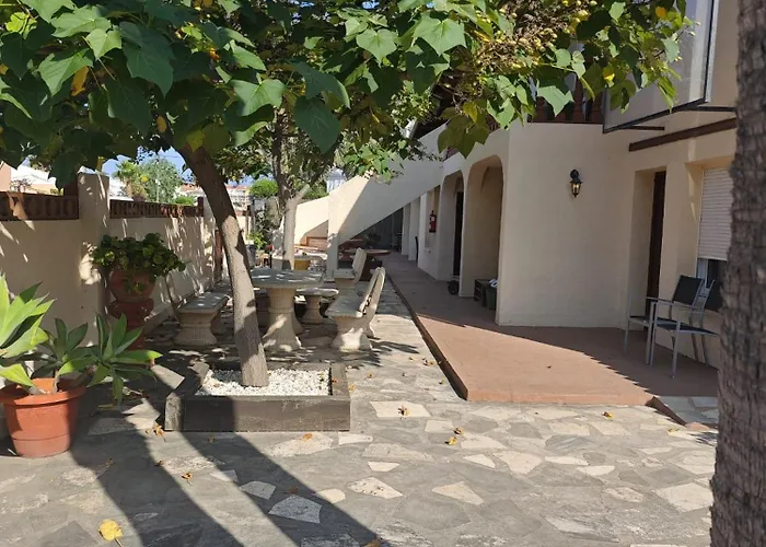 Cafe Soles 招待所 3*